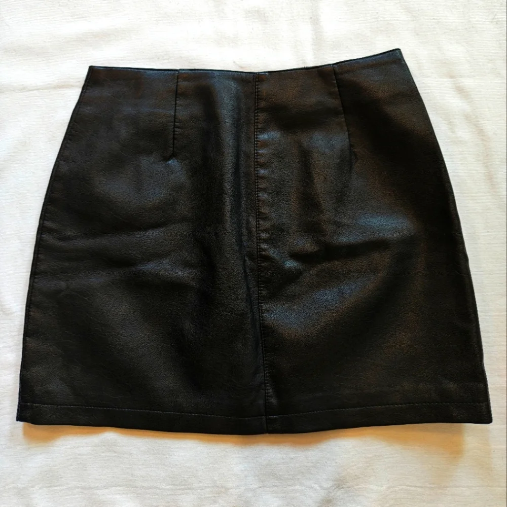 Forever 21 Black Faux Leather Mini Skirt - Picture 2 of 5
